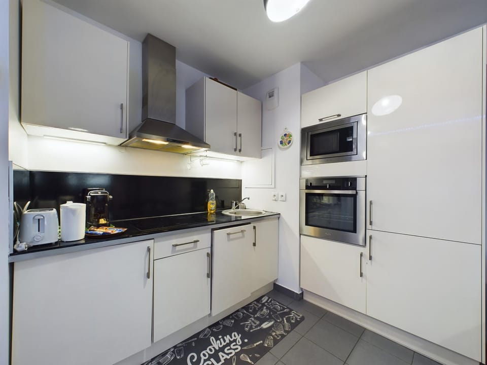 Coffee/tea facilities, microwave, stove, kitchen