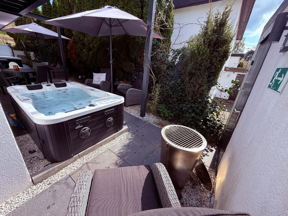 Hot Tub, Swimming pool, sunbed