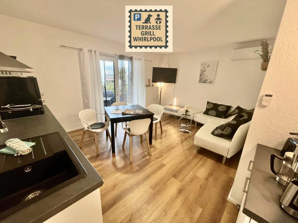 TV and multimedia, Kitchen or kitchenette, Living room, Seating area, Dining area