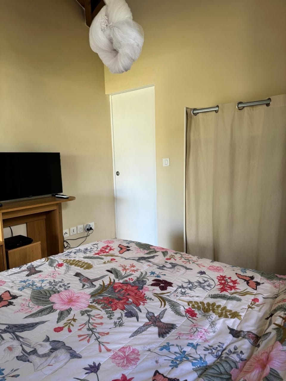 Bed, TV and multimedia, Bedroom, wardrobe