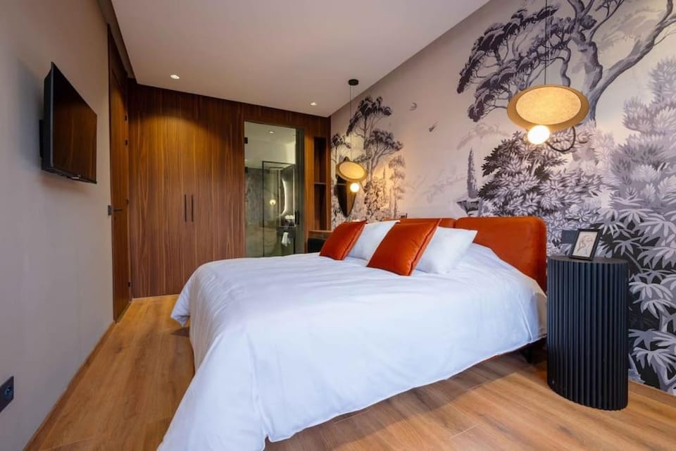 Bed, TV and multimedia, Photo of the whole room, Bedroom