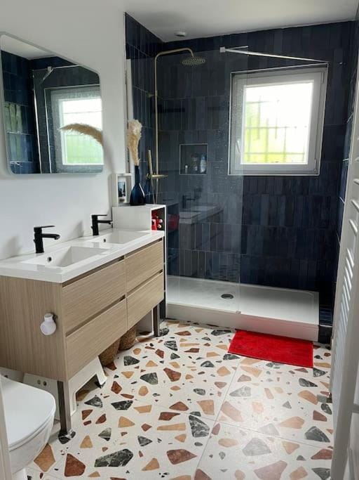 Shower, Toilet, Bathroom, towels