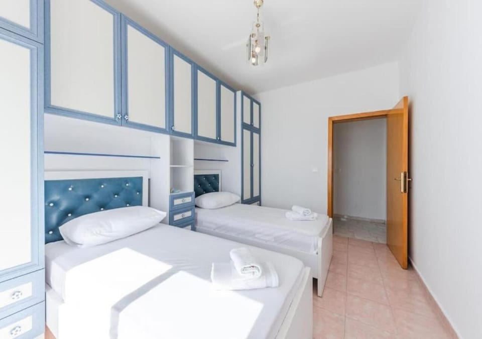 Bed, TV and multimedia, Kitchen or kitchenette, Photo of the whole room, Bedroom, towels