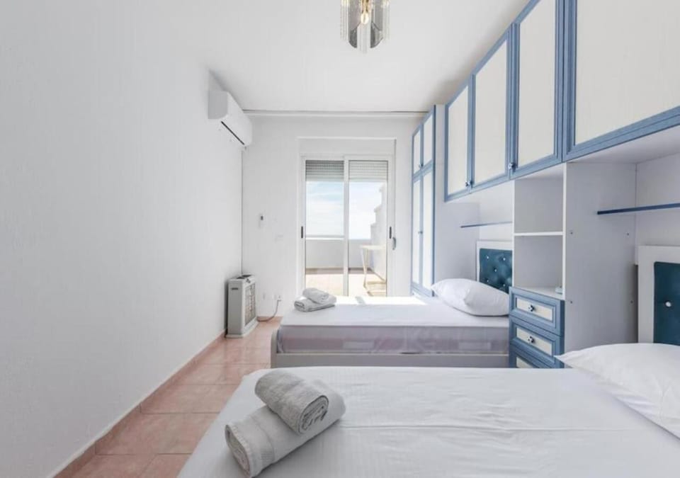 Bed, TV and multimedia, Photo of the whole room, Bedroom, towels, air conditioner