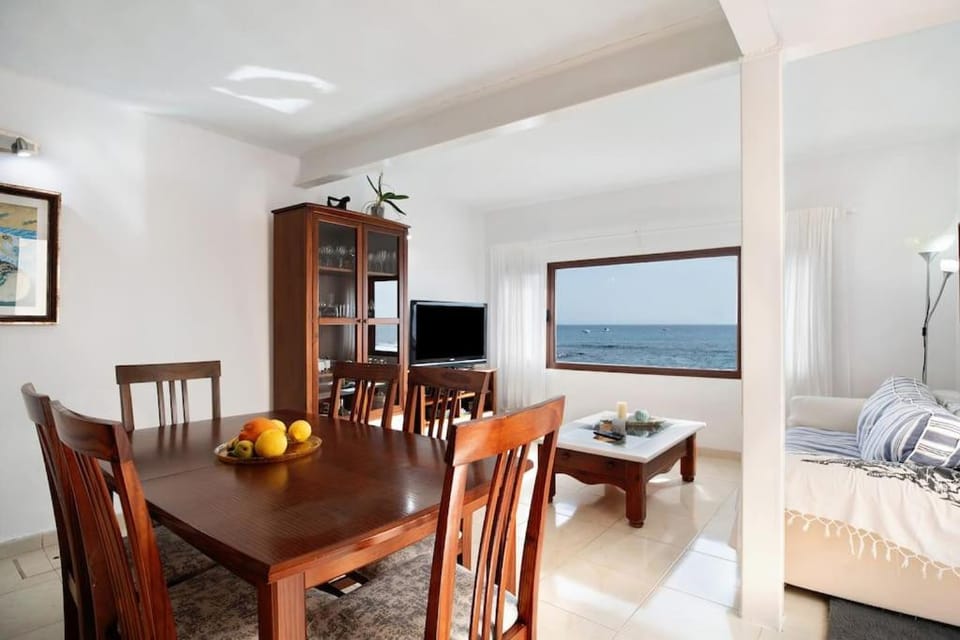 Communal lounge/ TV room, TV and multimedia, Seating area, Dining area, Sea view