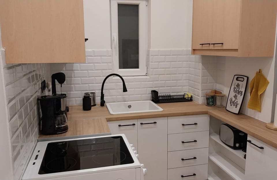 Coffee/tea facilities, Kitchen or kitchenette, stove, toaster