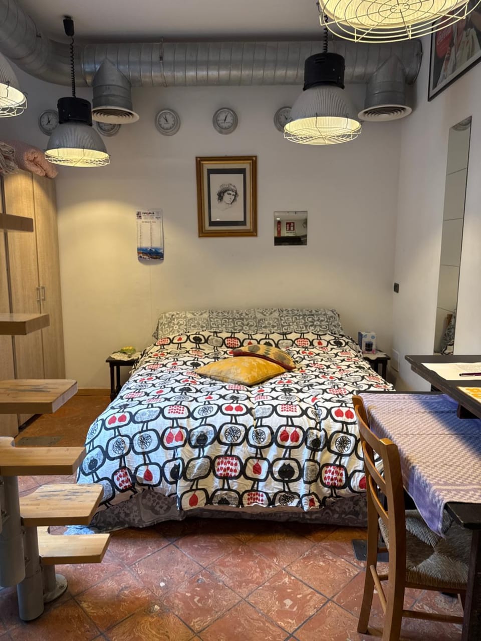 Bed, Living room, Photo of the whole room, Seating area, Bedroom