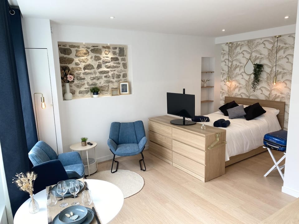Bed, Living room
