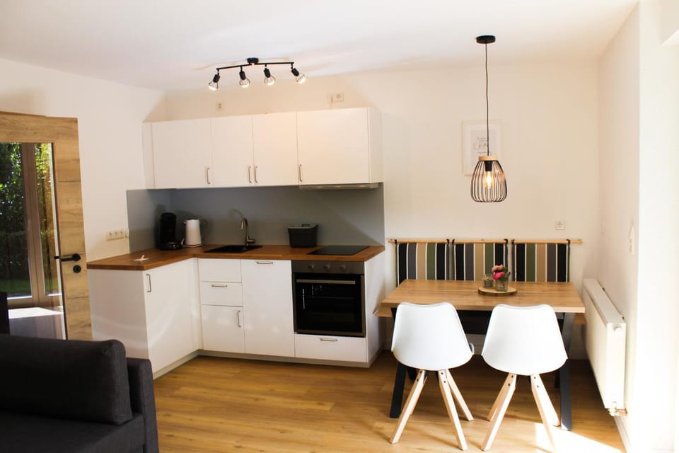 Coffee/tea facilities, Kitchen or kitchenette, Dining area, stove, toaster