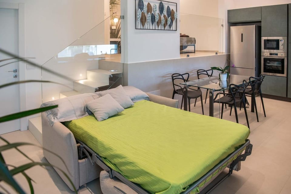 Bed, Kitchen or kitchenette, Living room, Seating area