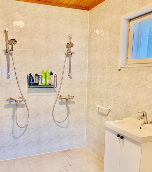 Shower, Bathroom, towels