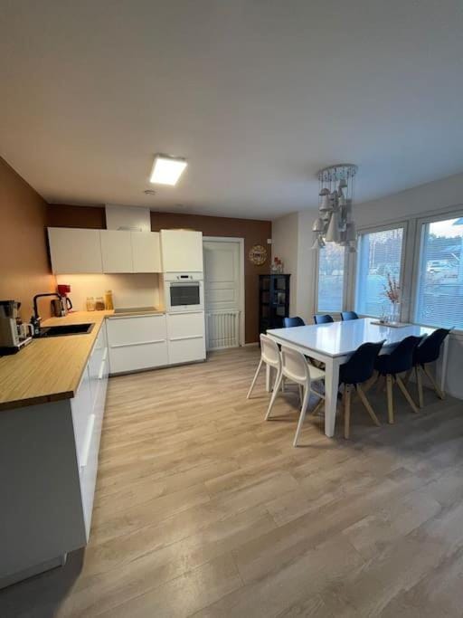 Kitchen or kitchenette, Dining area, oven