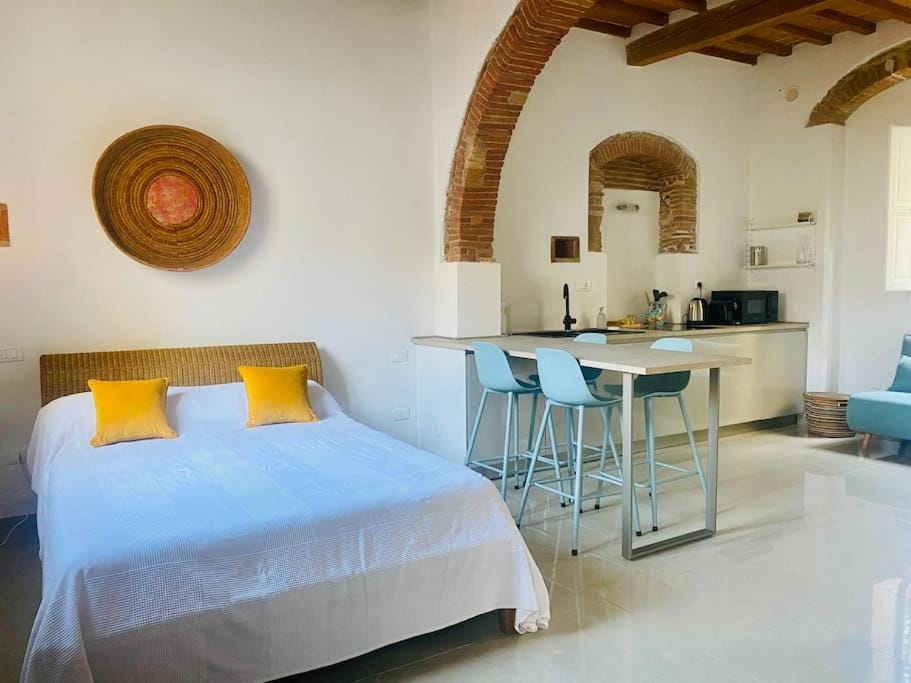 Bed, Photo of the whole room, Dining area, Bedroom