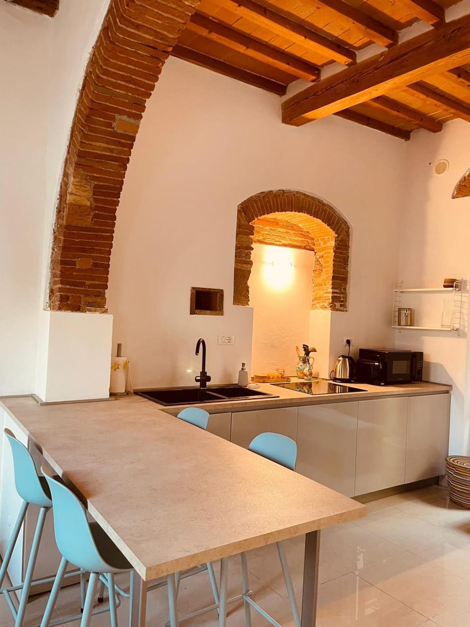 Kitchen or kitchenette, Dining area