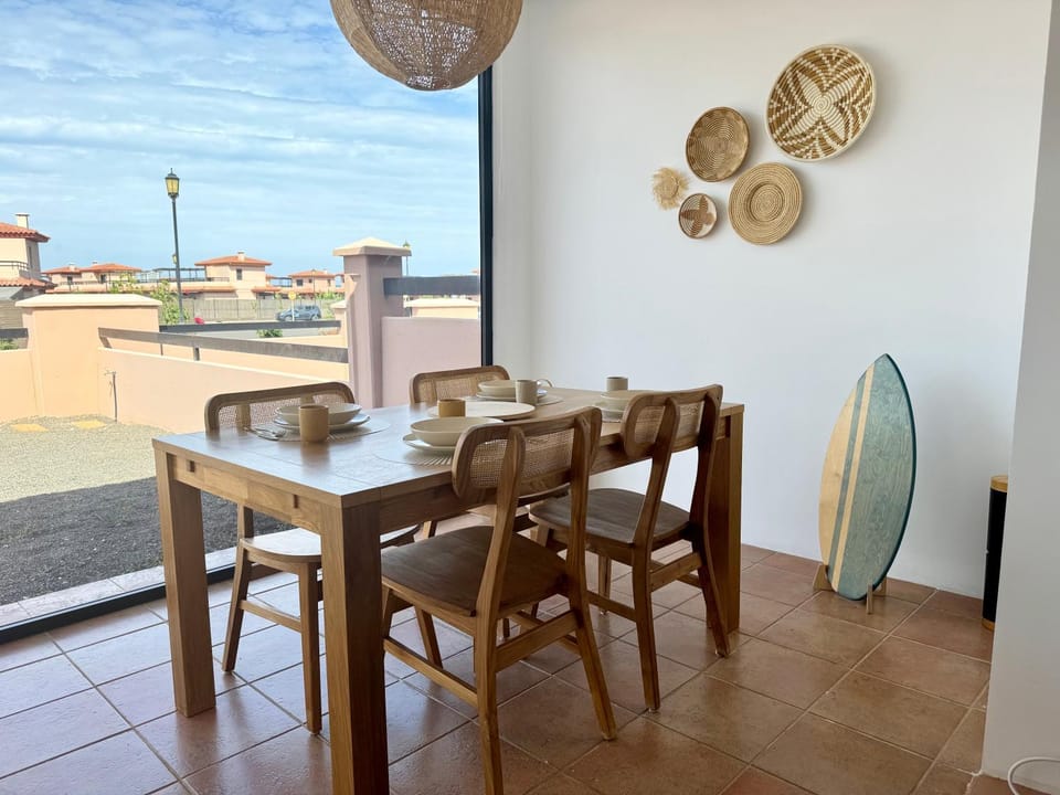 Day, Seating area, Dining area