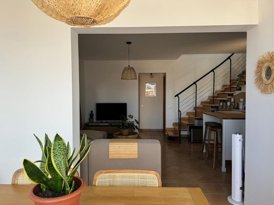TV and multimedia, Kitchen or kitchenette, Living room, Seating area, Dining area