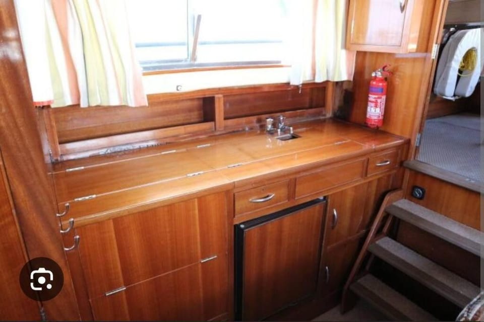 Instant insolite dans un bateau aux portes de la Camargue Docked boat in La Grande-Motte