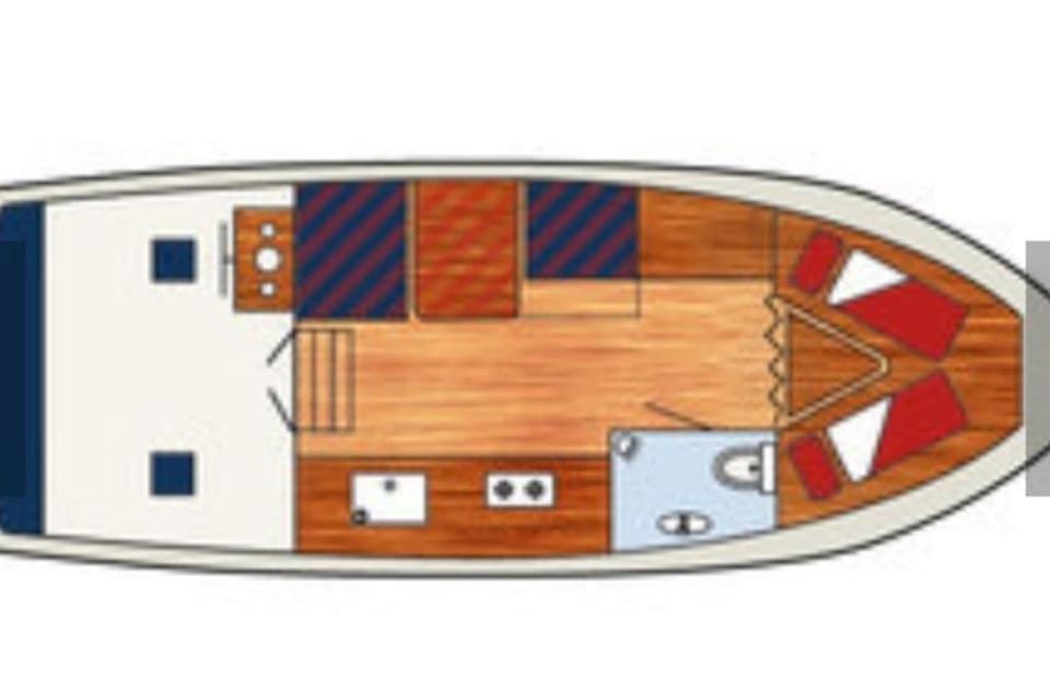Instant insolite dans un bateau aux portes de la Camargue Docked boat in La Grande-Motte
