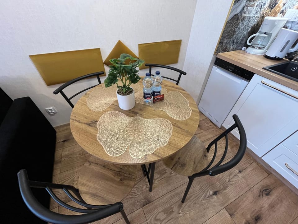 Coffee/tea facilities, Kitchen or kitchenette, Food and drinks, Dining area