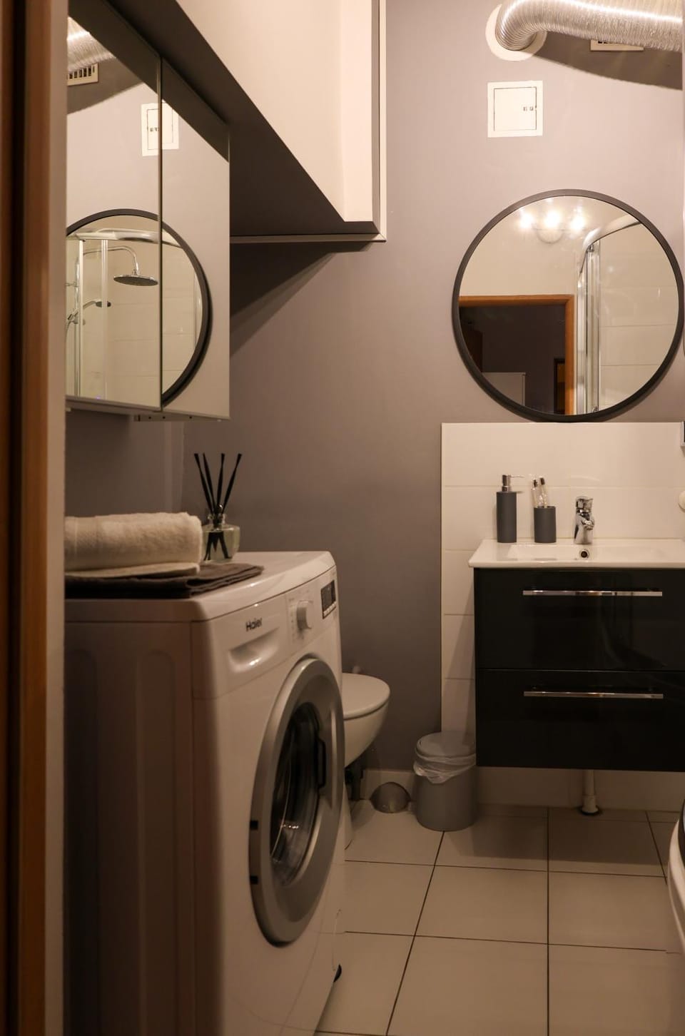 Toilet, Bathroom, towels, washing machine