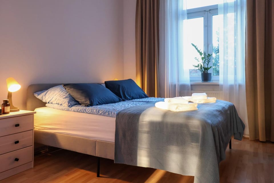 Bed, Photo of the whole room, Bedroom, towels