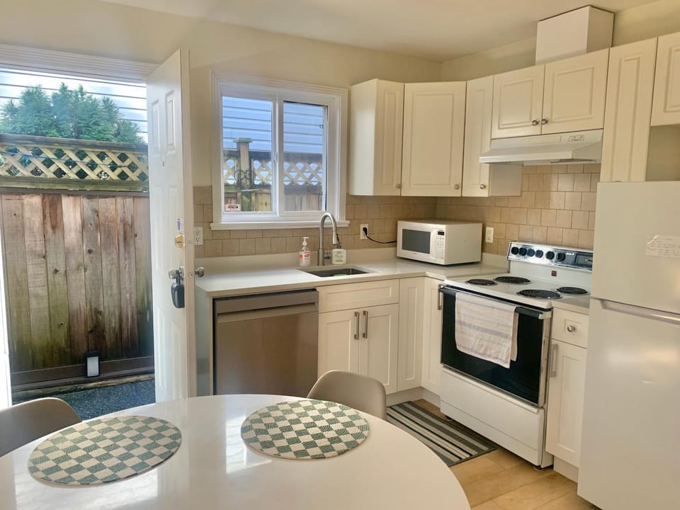 Entire 1Bed 1Bath Suite Coquitlam Centre Apartment in Port Coquitlam