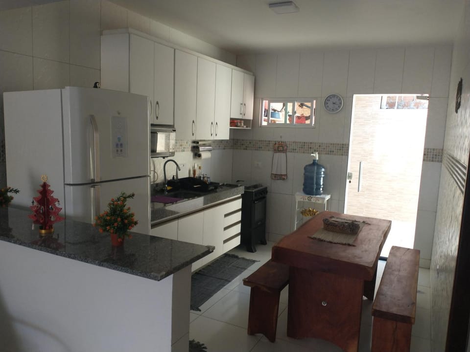 Coffee/tea facilities, Kitchen or kitchenette, Dining area, oven, stove