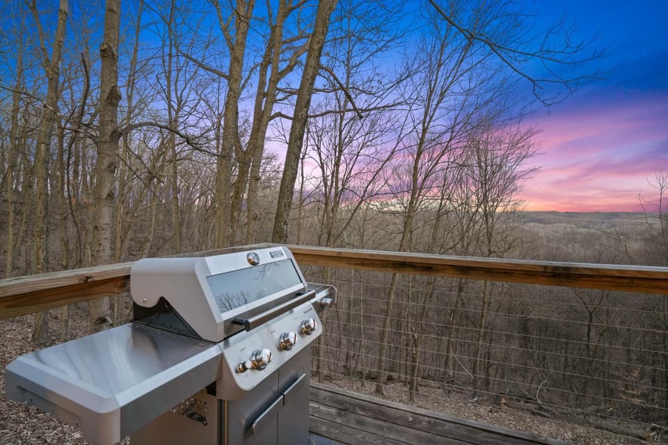 Hot tub, fireplace, fire pit, pool table, grill, EV, pets, HOA lake House in Perry Township