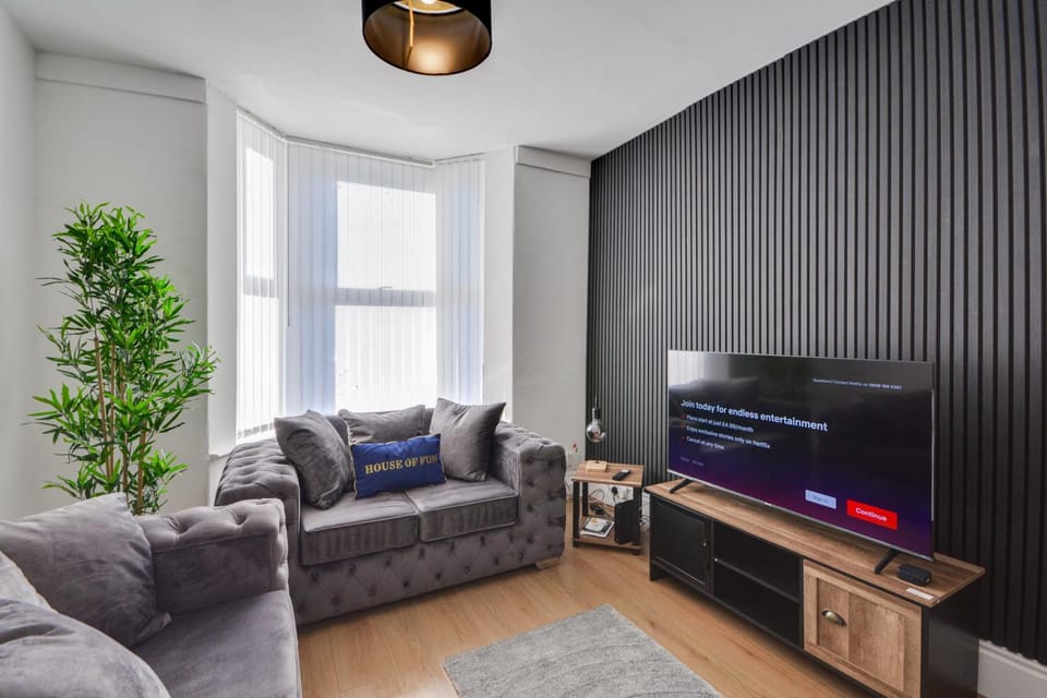 Communal lounge/ TV room, TV and multimedia, Living room, Seating area, Evening entertainment