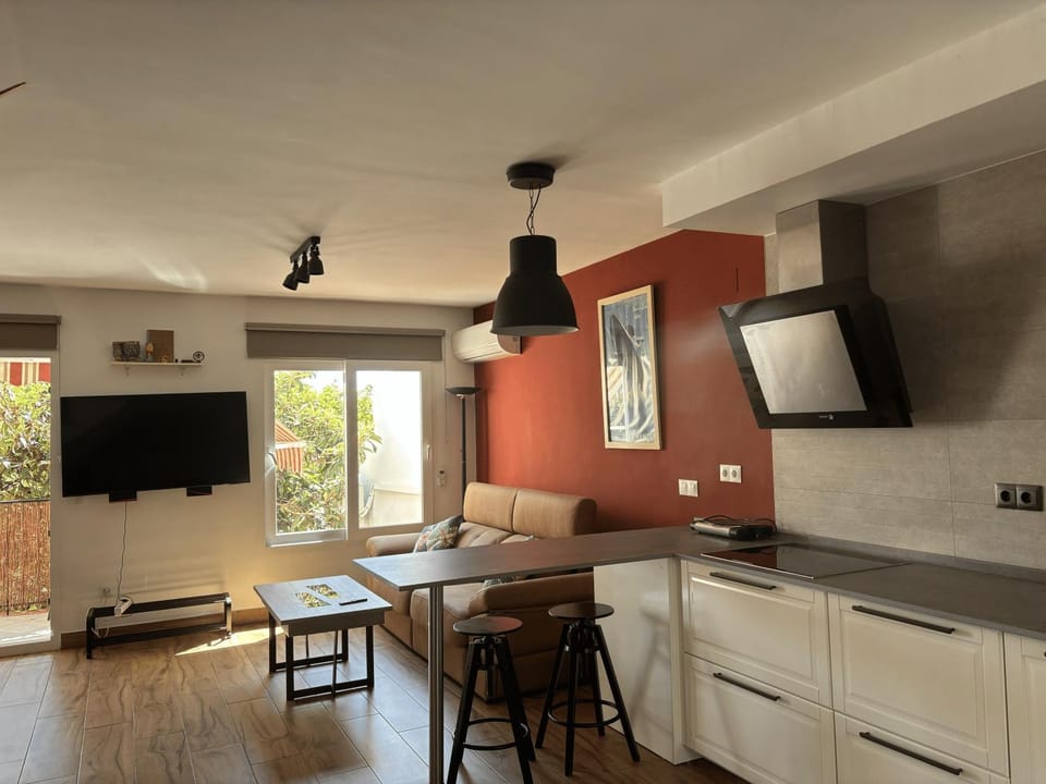 Communal lounge/ TV room, TV and multimedia, Kitchen or kitchenette, Living room, Seating area, Dining area