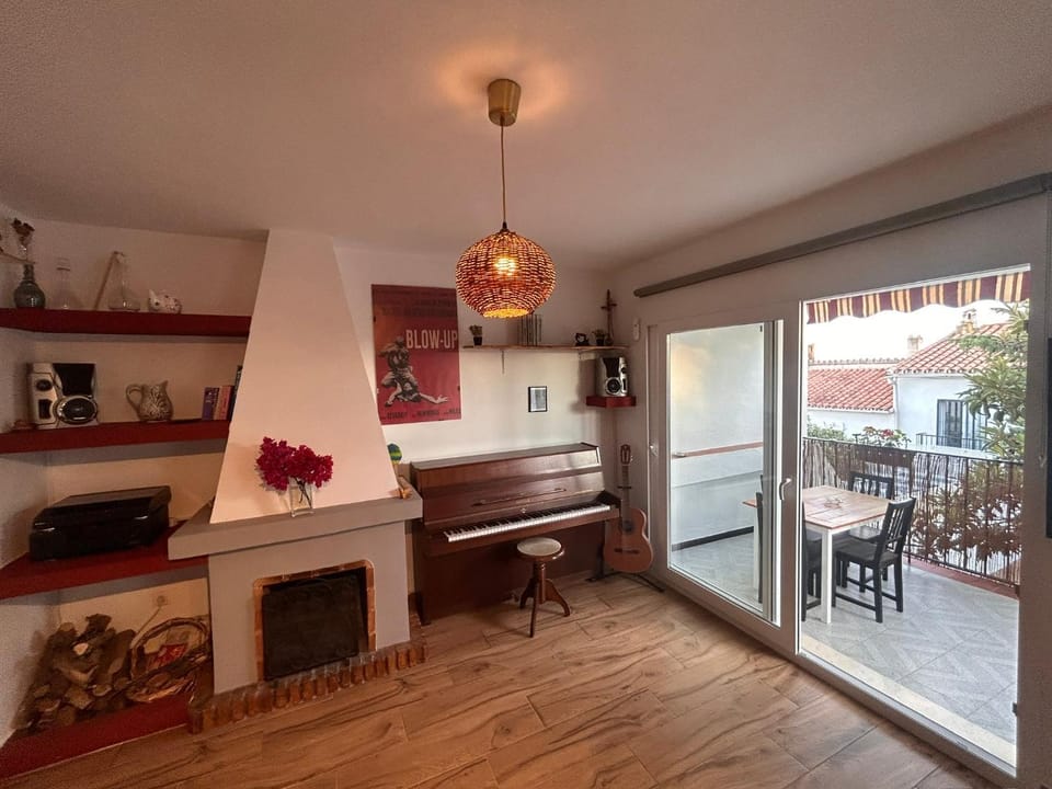 Living room, Floor plan, Garden view, fireplace
