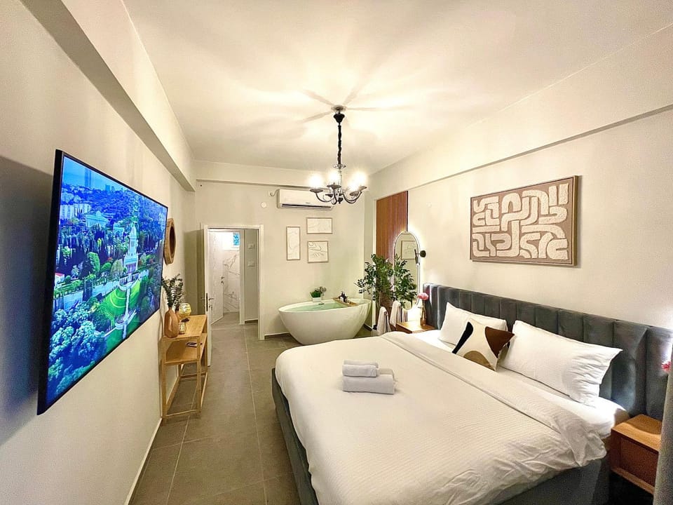 Bed, TV and multimedia, Photo of the whole room, Bedroom