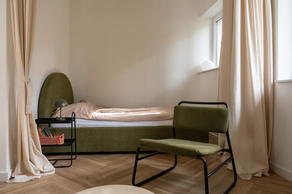 Bed, Photo of the whole room, Seating area