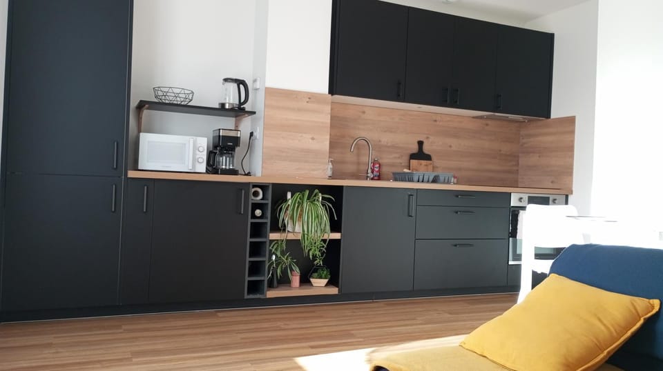 Coffee/tea facilities, microwave, oven, stove, kitchen