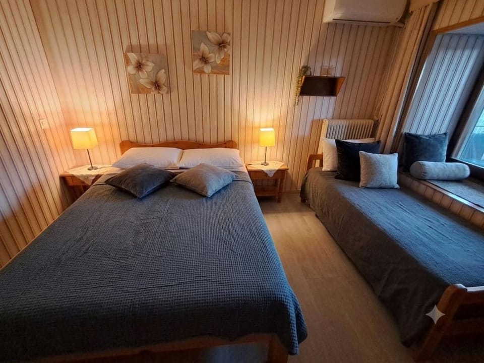 Bed, Photo of the whole room, Bedroom, air conditioner