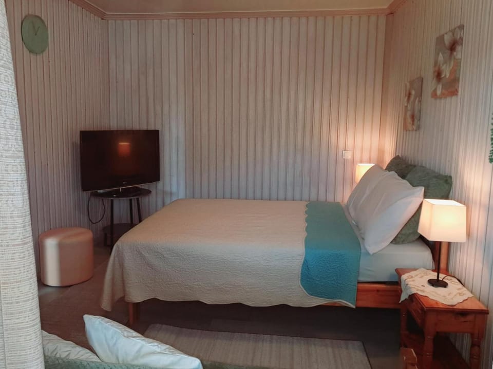 Bed, TV and multimedia, Photo of the whole room, Bedroom, furniture