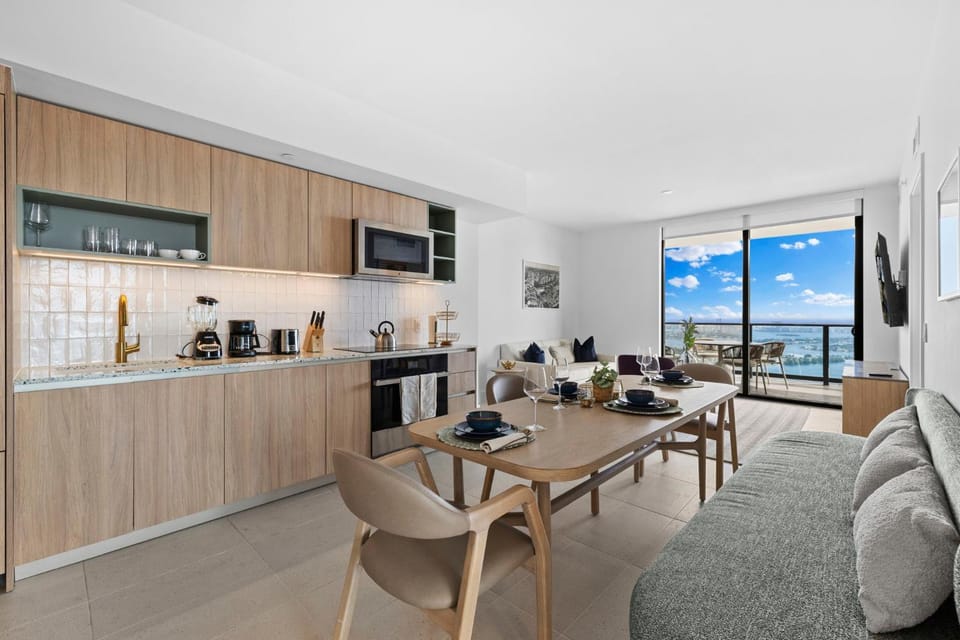 TV and multimedia, Kitchen or kitchenette, Living room, Seating area, Dining area