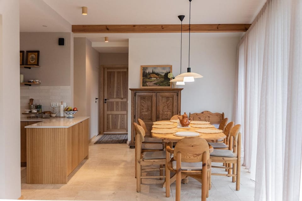 Kitchen or kitchenette, Living room, Seating area, Dining area