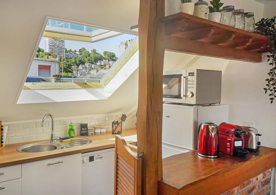 Coffee/tea facilities, Kitchen or kitchenette, dishwasher, stove, toaster