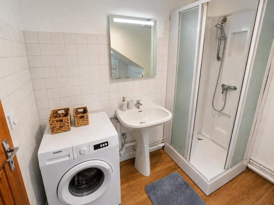 Shower, Bathroom, towels, washing machine