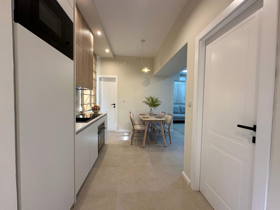 Kitchen or kitchenette, Dining area, stove