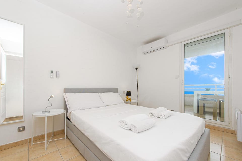 Bed, Photo of the whole room, Bedroom, towels, air conditioner