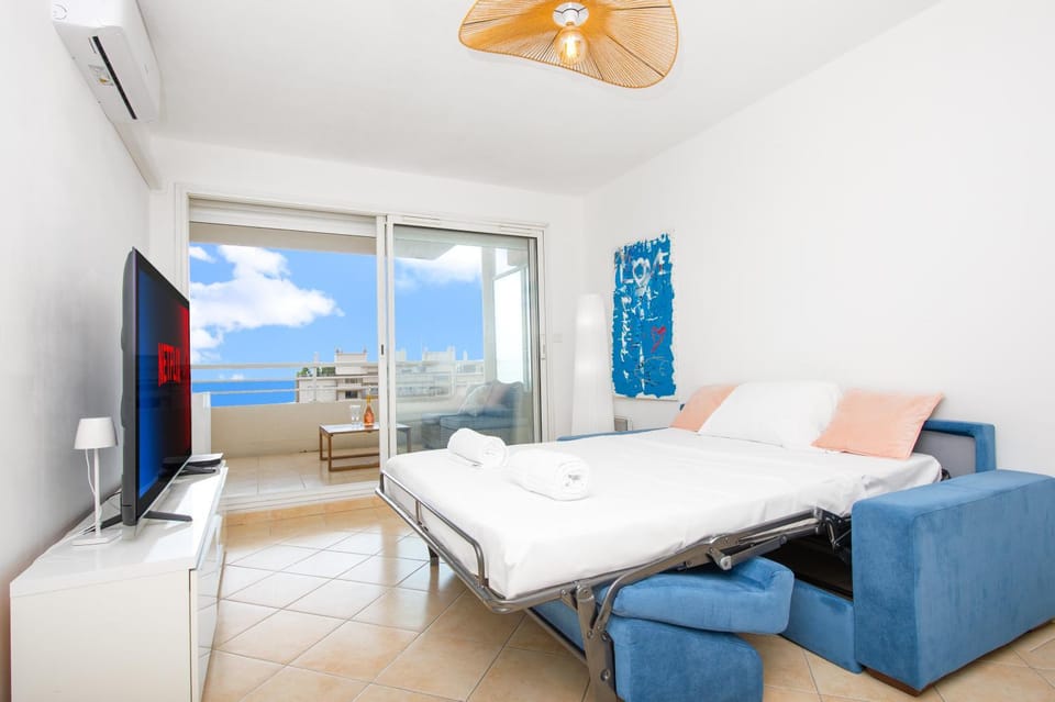 Bed, TV and multimedia, Balcony/Terrace, Living room, Seating area, Sea view, air conditioner