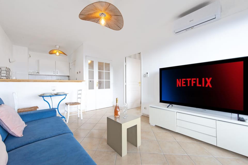 TV and multimedia, Living room, Seating area, air conditioner