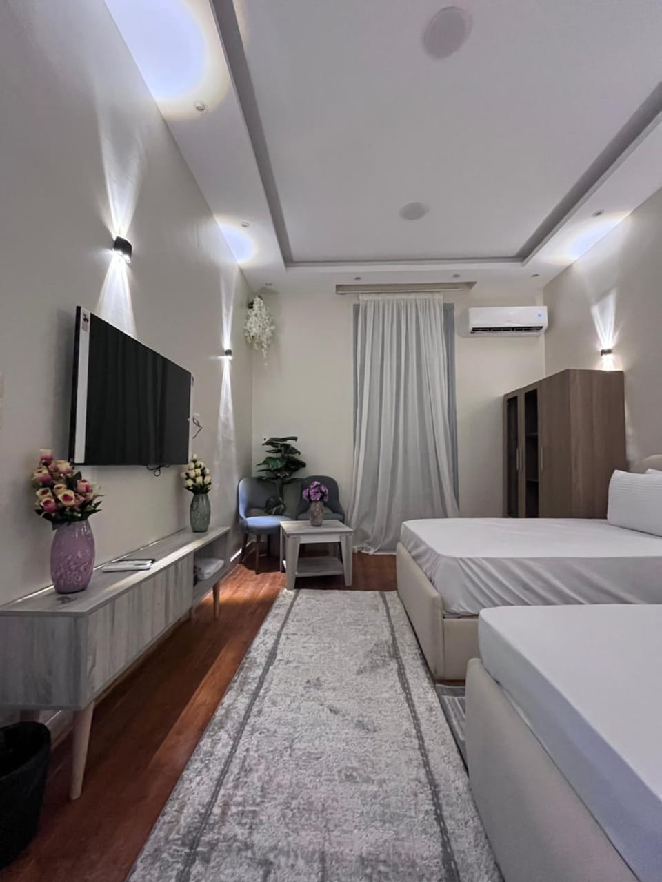 Bed, TV and multimedia, Living room, Photo of the whole room, Seating area, Evening entertainment, Bedroom, air conditioner