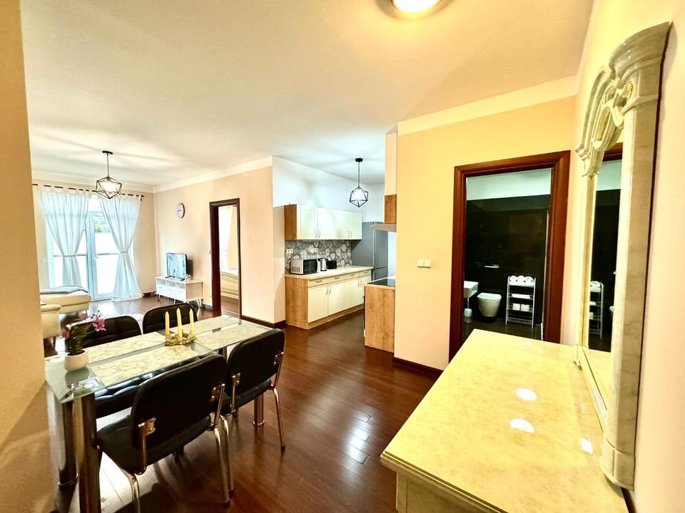 Kitchen or kitchenette, Dining area, stove