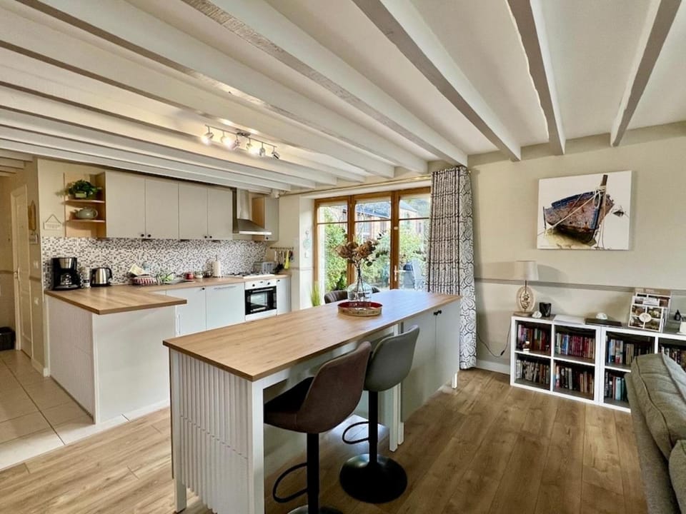Kitchen or kitchenette, Entertainment, kitchen