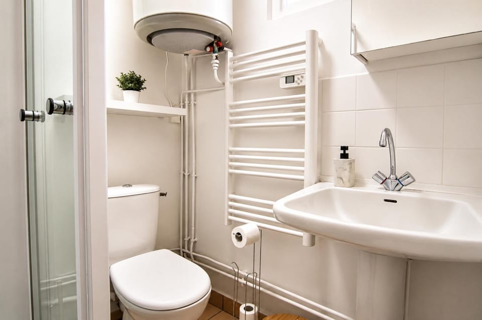 Shower, Toilet