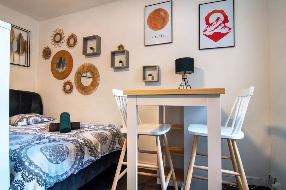 Bed, Dining area