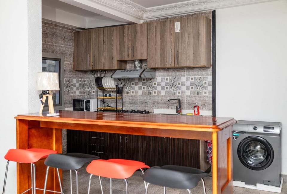Kitchen or kitchenette, minibar, stove